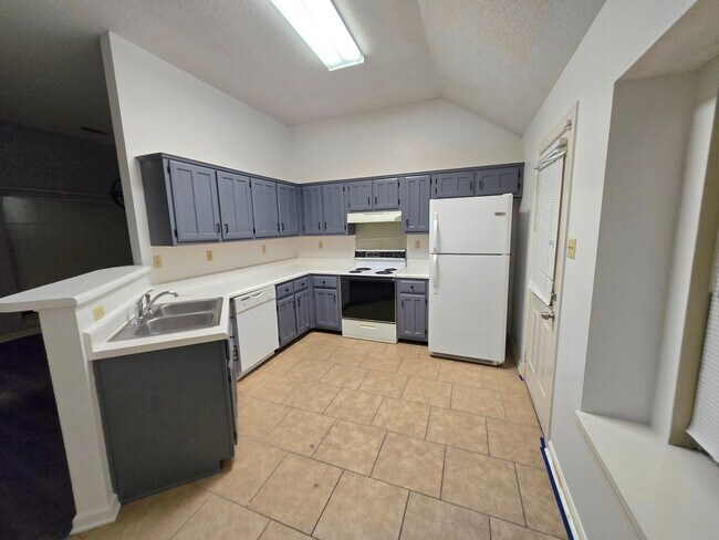 Foto del edificio - For lease- 3 bedroom,  2 bath home w/2 car garage