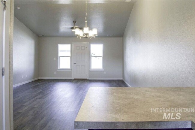 Foto del edificio - 3 bedroom 2 bath duplex near Settlers Park!
