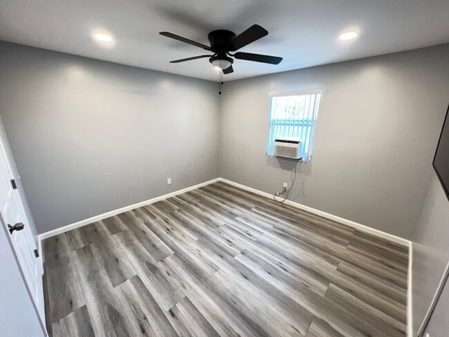 Foto del edificio - 132 S Lemon Ave