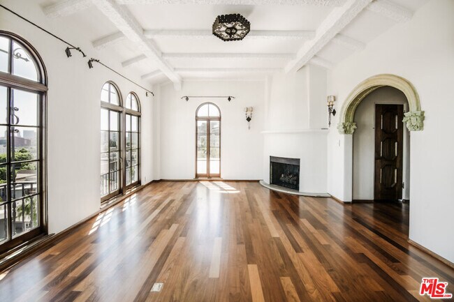 Foto del edificio - 1302 N Sweetzer Ave