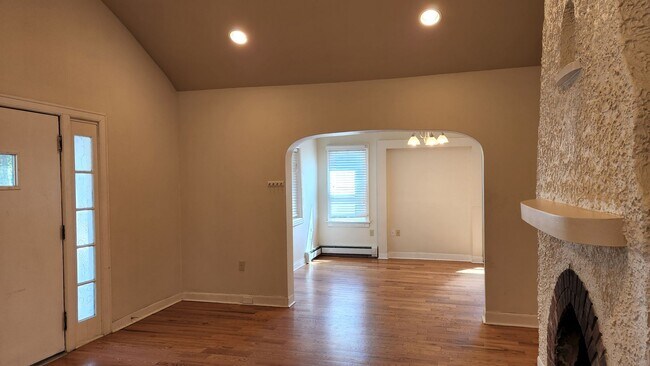 Building Photo - Move in Special! Large Beautiful South Hil...