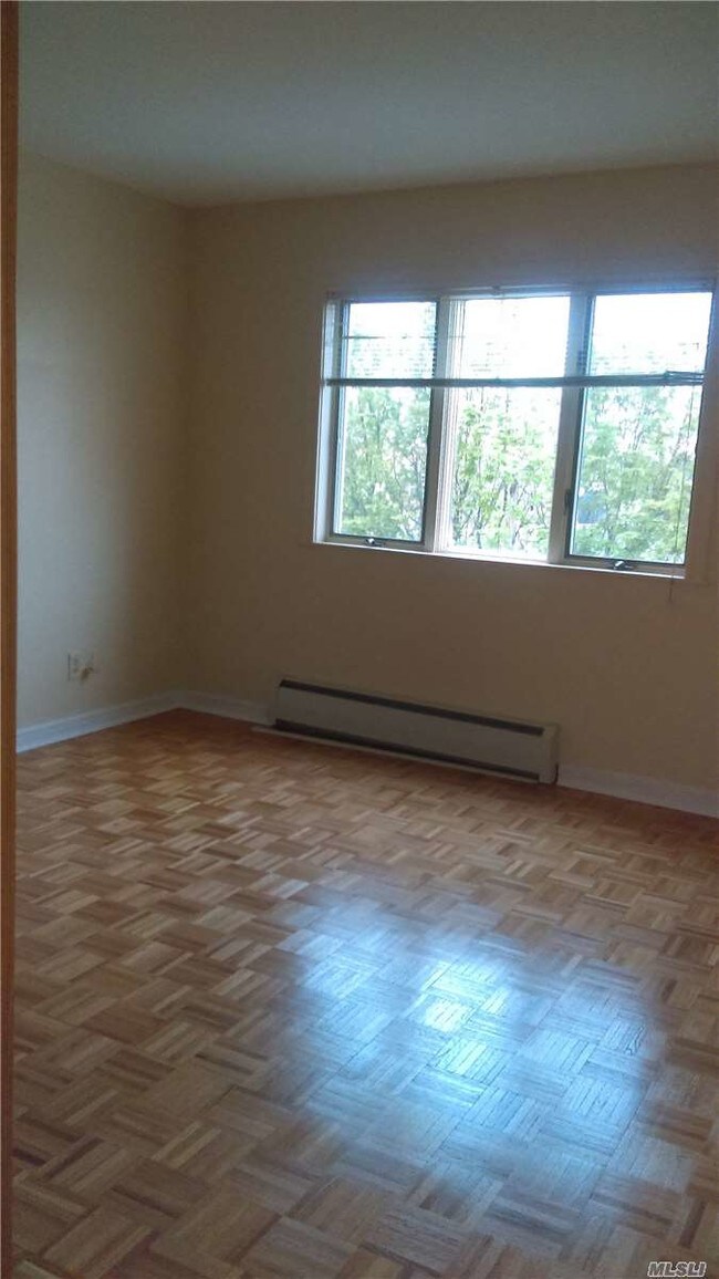 Foto del edificio - 67-51 73rd Pl