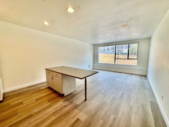 Foto del edificio - Two-Bedroom Downtown Condo with City View!!