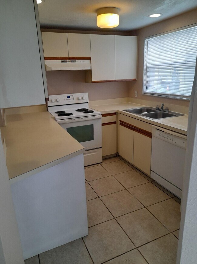 Foto del edificio - 5310 Elmhurst Rd