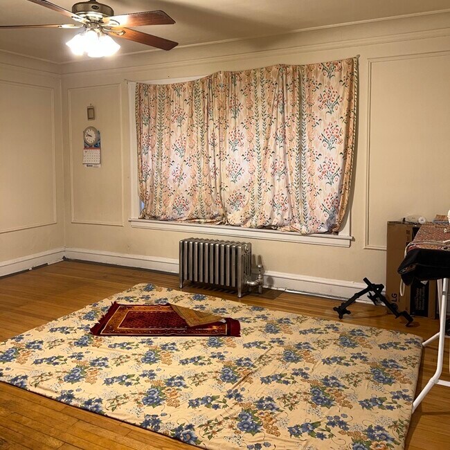 Building Photo - Spacious Rogers Park 2BR/1 bath, heat & wa...