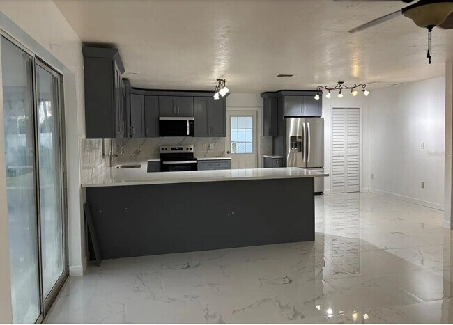 Foto del edificio - "Charming 3-Bed, 2-Bath Home in Bradenton Oasis – Your Perfect Florida Retreat!"