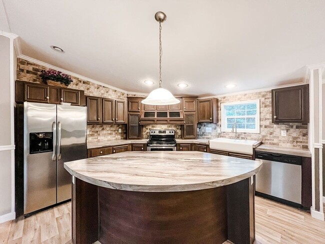 Building Photo - LOCATION! 5 mins from Carolina Beach bridg...