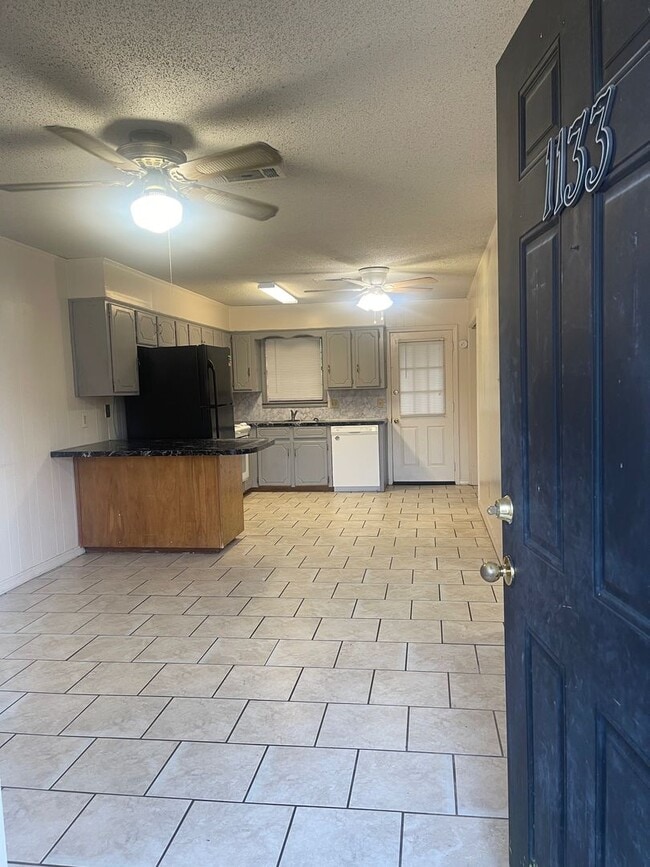 Foto del edificio - 1133/1135 Sybil Dr