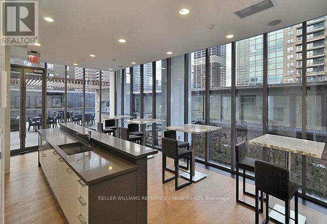 Building Photo - 33 Charles St E