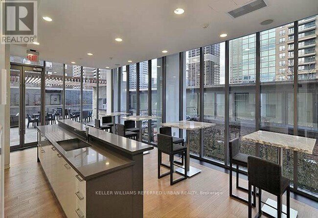 Photo du bâtiment - 33 Charles St E