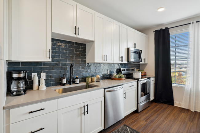 The Landers: Chef-Inspired Kitchen with Stainless-Steel Appliances - Metronome Mid City