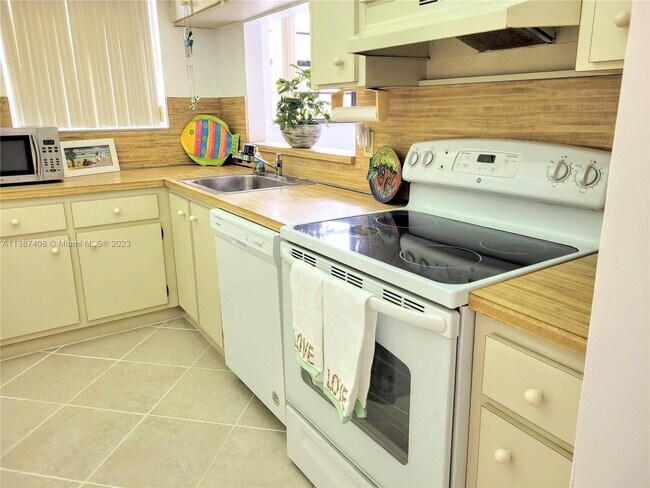 Building Photo - 6880 Abbott Ave