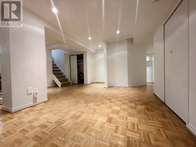 Building Photo - 6 Equestrian Ct