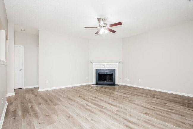 Building Photo - 150 Stillwood Dr