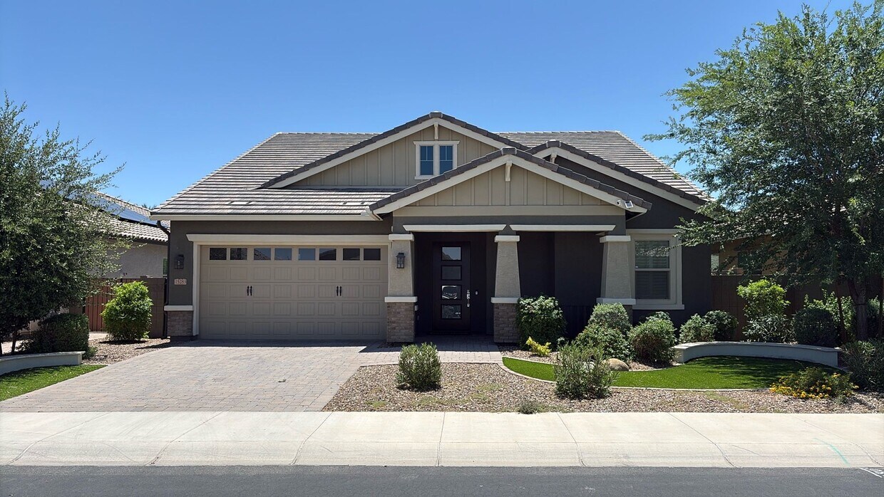 Foto principal - 5 bedroom 3.5 bath in Goodyear