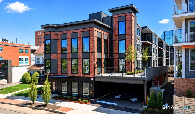 Building Photo - 589 Bedford St