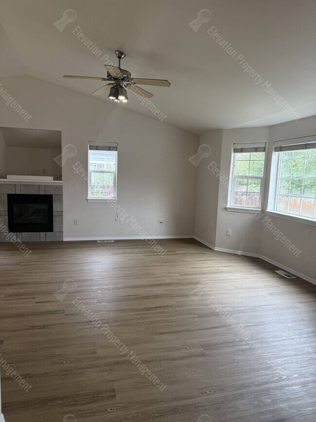 Building Photo - Single Level 3 BR in NE Bend with huge fenced yard!
