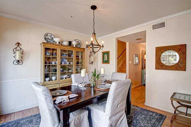 Foto del edificio - 6332 Chevy Chase Dr