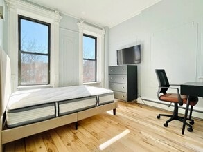 Building Photo - Furnished room/NOT APARTMENT