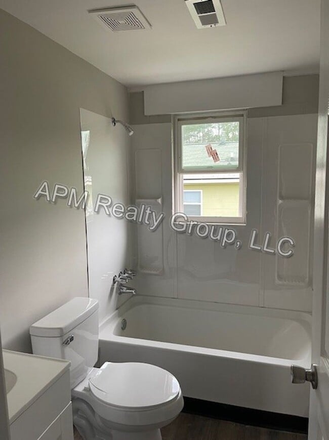 Building Photo - Newly renovated apartments!