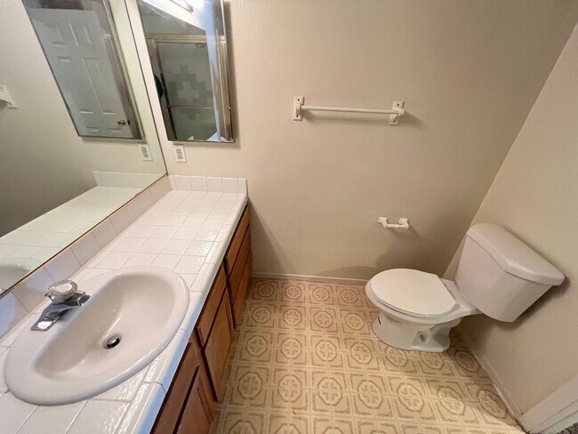 Foto del edificio - Spacious 2 bedroom 2nd floor unit