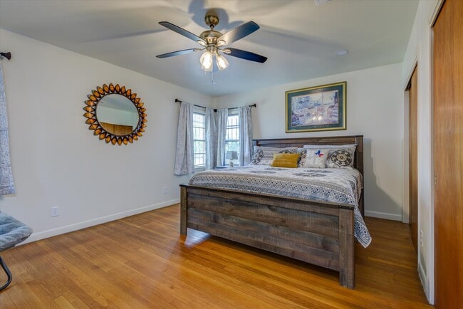 Master Bedroom/bath - 5611 Milart St
