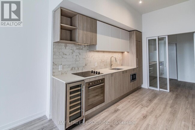 Building Photo - 2020-2020 Bathurst St