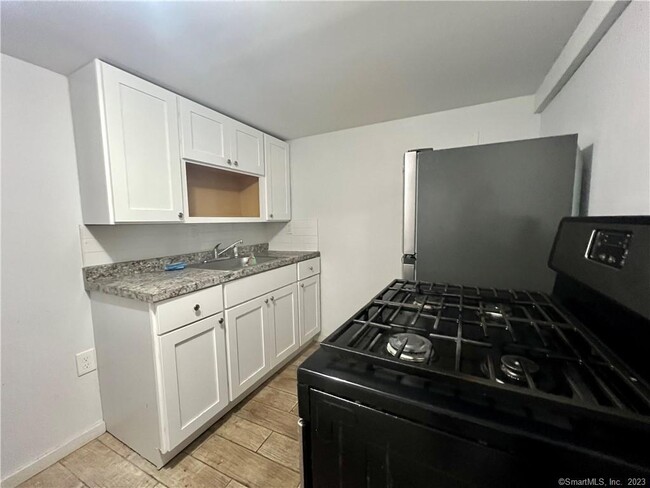 Foto del edificio - 41 Waterbury Rd