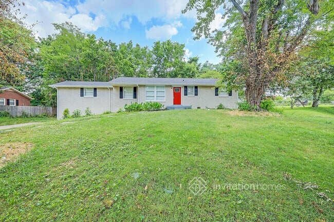 Foto del edificio - 562 Whispering Hills Dr
