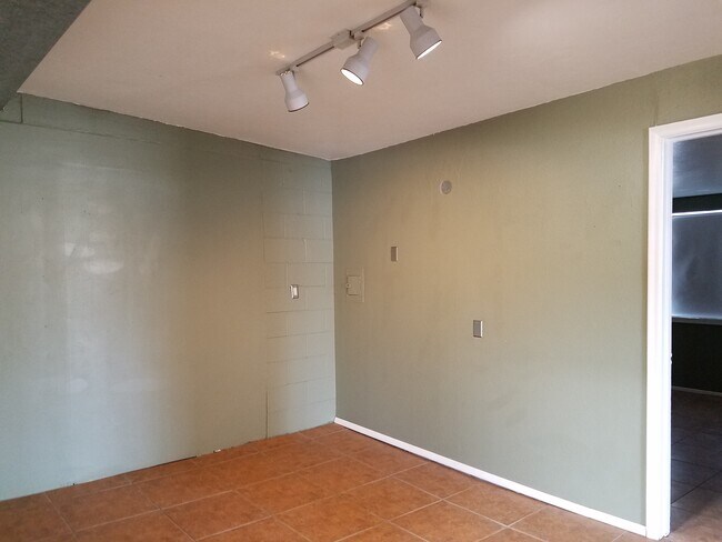 Separate dinning room. - 811 N Seminole Ave