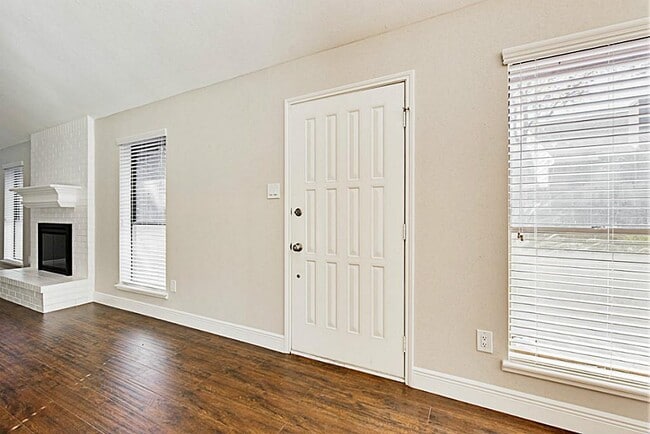 Building Photo - 13830 Hollowgreen Dr