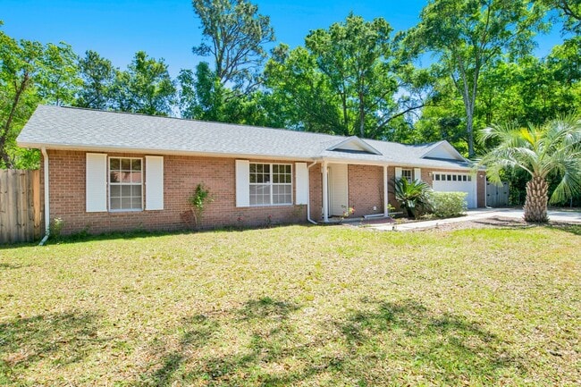Building Photo - Well-Maintained Home with 2-Car Garage & Screened Back Porch in Central Location