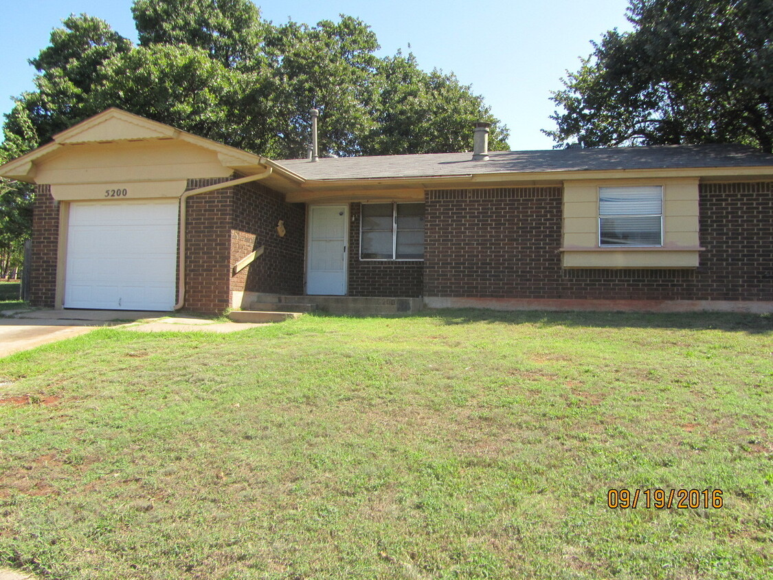 Foto principal - Nice 3-bed 1-bath home for rent in SE OKC.