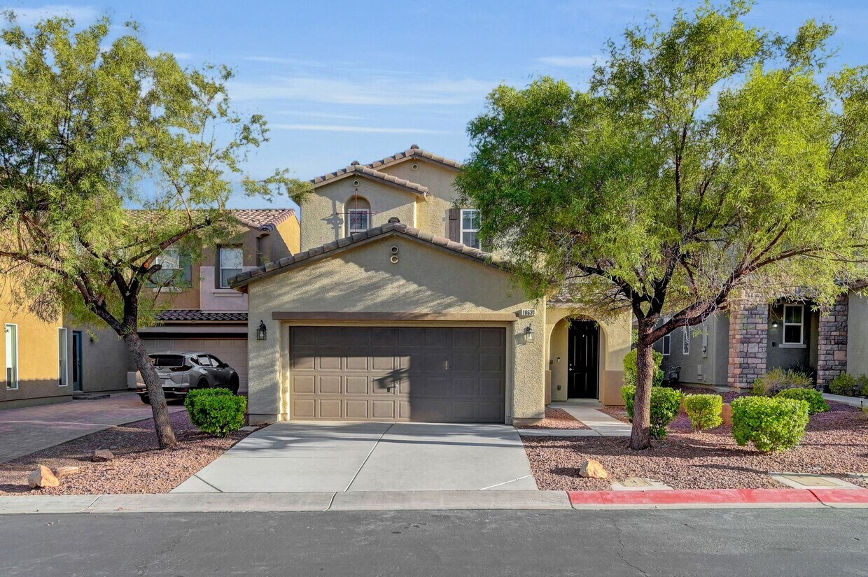 Foto principal - Charming 3-Bedroom Two-Story Home in Gated...