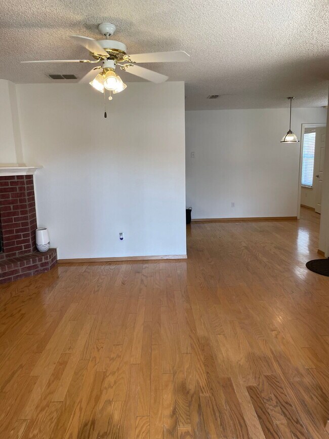 Foto del edificio - Cute 2 bed/2 bath/2 car garage in a great ...