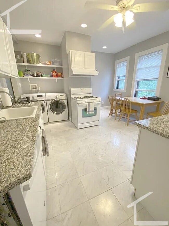 Nicely updated 3 bed unit with in unit laundry! - Nicely updated 3 bed unit with in unit laundry! House