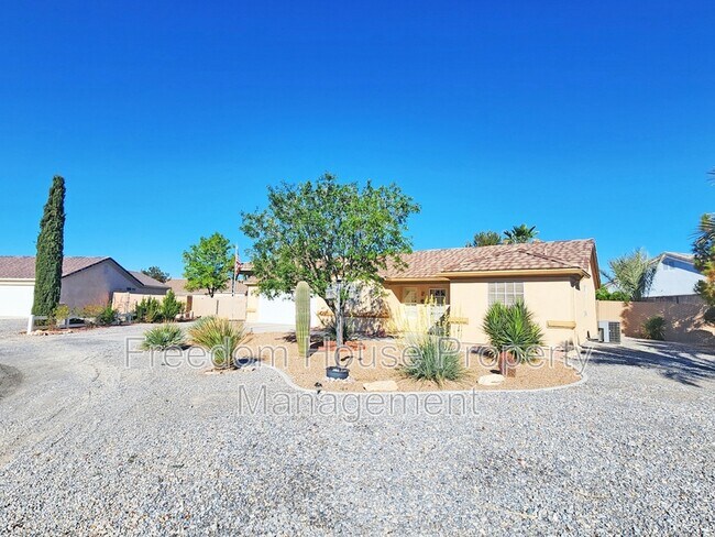 Building Photo - Round Up Ct 380 S