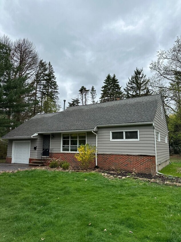 Primary Photo - Beautiful house with Mentor charm!