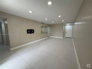 Building Photo - 9405 Fontainebleau Blvd