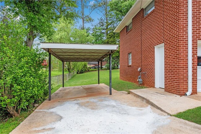Building Photo - 718 Birchwood Ln SW