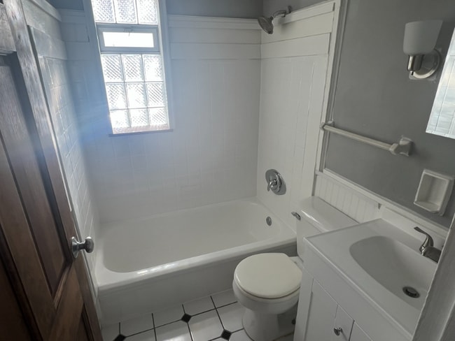 Foto del edificio - 2519 Indianola Ave