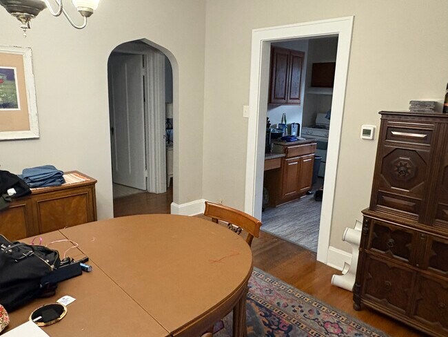 Comedor - 3219 Glengyle Ave