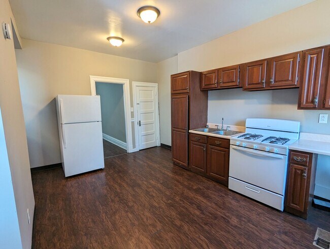 Building Photo - 3 Bedroom 1 Bathroom house available now! ...