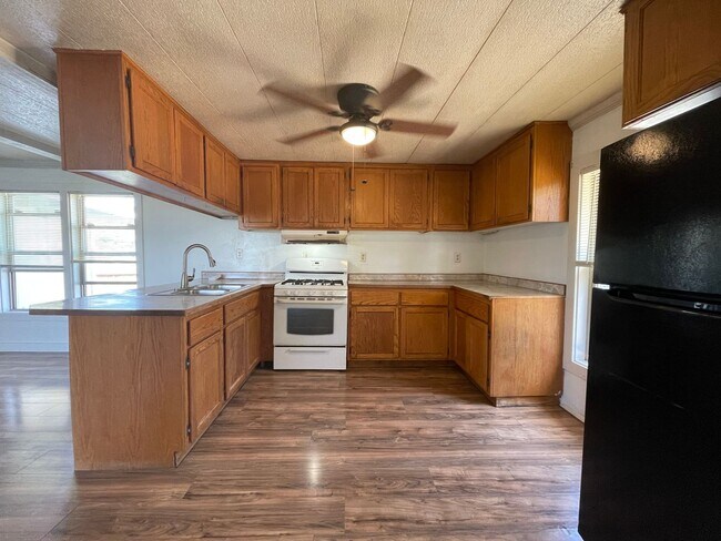 Building Photo - 2 Bedroom, 2 Bathroom with Large Bonus Roo...