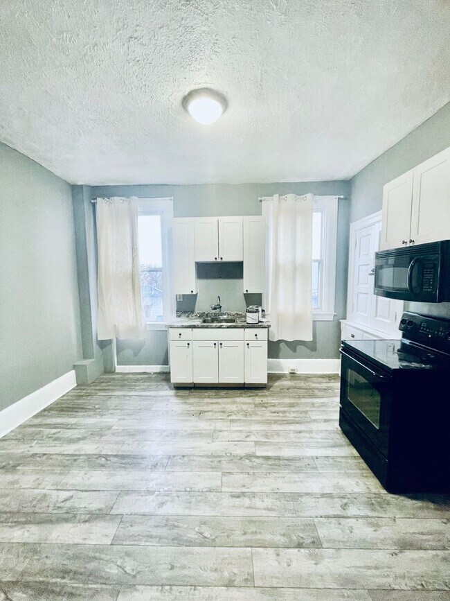 Foto del edificio - LARGE 4 Bed 2 Bath- Downtown Pittsburgh Pa