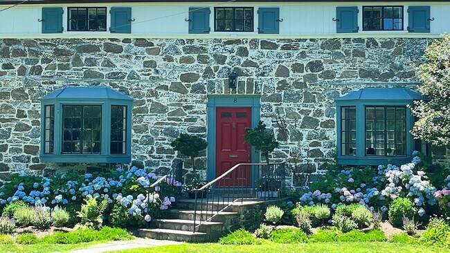 Foto del edificio - 8 Holly Ln