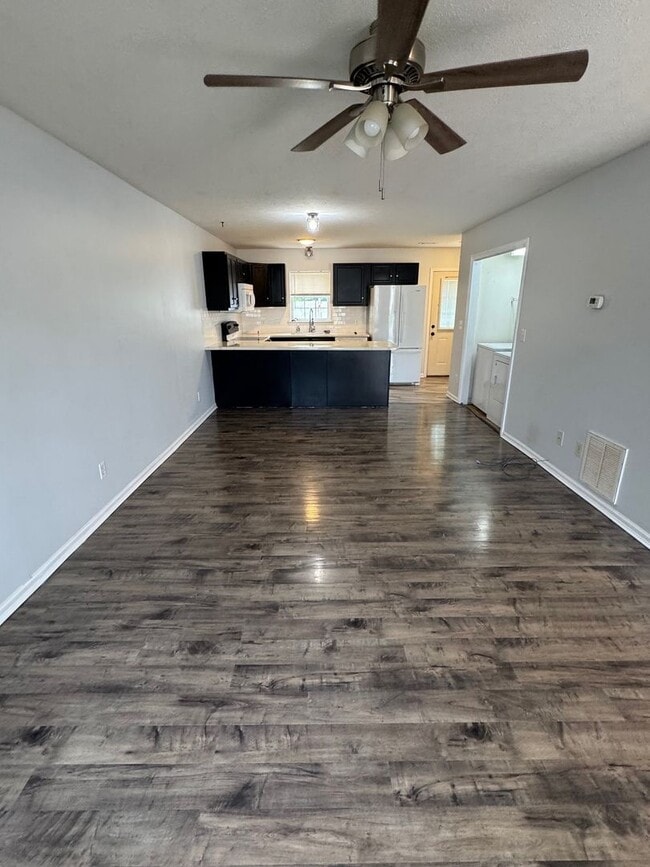 Building Photo - 3 Bedroom 2 Bath Home with Garage