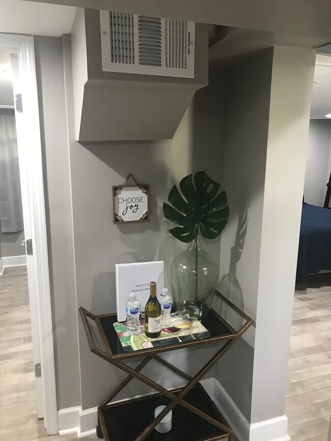 Minibar y zona de bienvenida - 810 Fox St NW