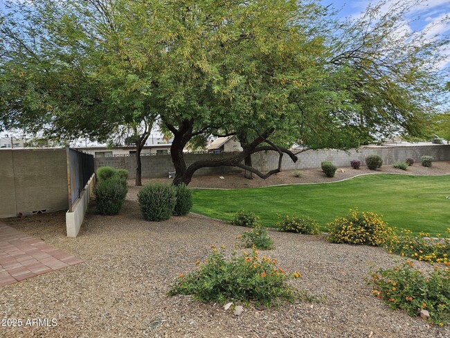 Foto del edificio - 3425 E Wayland Dr