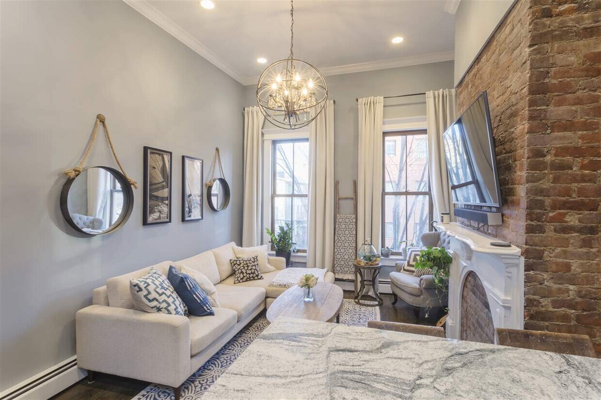 Primary Photo - 481 Monmouth St
